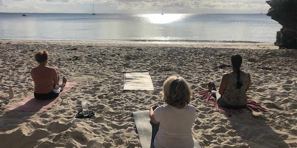cours de yoga à la plage de Quiberon