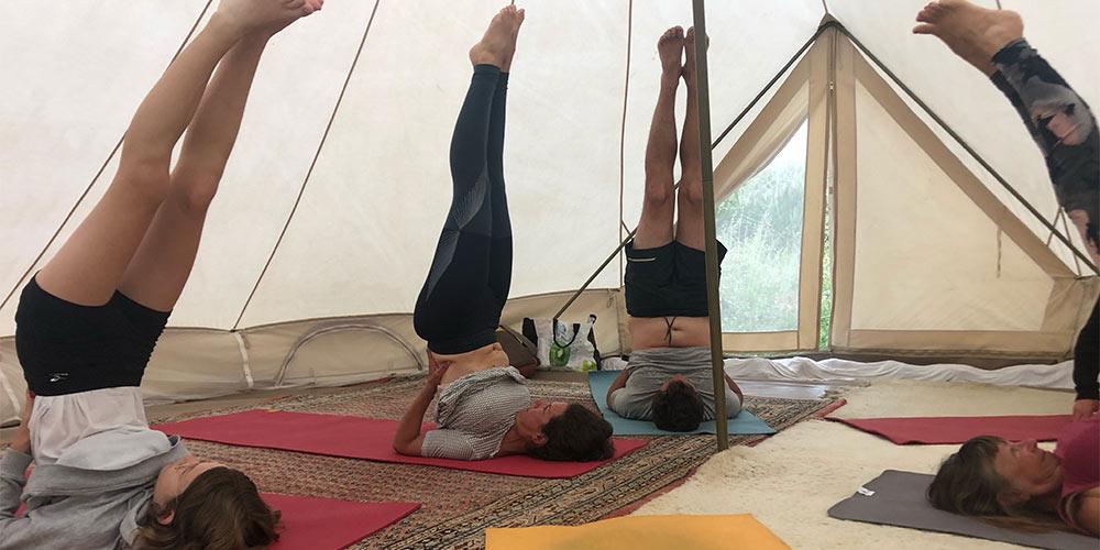Cours de Yoga sous la tente